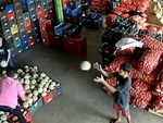 Thanh niên sang chấn tâm lý khi bắt dưa