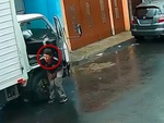 Chàng trai thốn tận rốn khi ô tô 4 chỗ chạy vụt qua