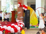 Cô giáo mầm non nhảy mẫu cực sung để trò trên sân khấu múa theo