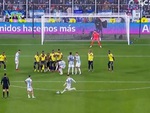 Thủ môn đứng chôn chân trước siêu phẩm sút phạt của Messi