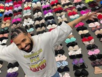 Choáng: Drake ‘flexing’ hàng trăm nội y fan nữ ném lên sân khấu