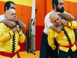 Võ sư hướng dẫn cách hạ knock out đối phương khi bị khóa cổ