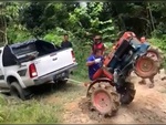 Máy cày bốc đầu khi giải cứu xe bán tải gặp nạn