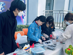 Trường đại học cấm tặng quà Tết cấp trên, không cấm tặng ngược lại, sinh viên vui nhộn