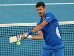 Novak Djokovic đánh hụt bóng tennis khi dùng gậy cricket