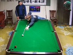 Chàng trai cay cú khi chơi bida thua