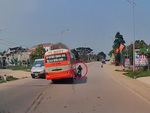 Tài xế xe buýt bẻ lái xuất thần tránh tai nạn chết chóc