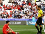 Son Heung Min giả vờ ngã kiếm penalty bị trọng tài phạt thẻ vàng