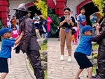 Bé trai hoảng hồn khi đến bắt tay với 'người tượng'
