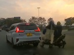 Phanh cháy lốp xe máy để tránh tông ô tô dừng đột ngột giữa đường