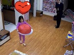 Con gái đon đả chạy đi dọn cơm cho bố ăn