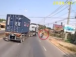 Thanh niên lao xe máy vào vỉa hè vì tài xế container rẽ ẩu
