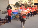Công ty lấy gà, mì gói làm quà Tết tặng nhân viên
