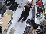 Chú chó ngồi nhún nhảy theo cô chủ siêu dễ thương
