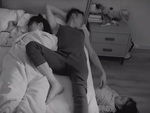 Con gái giữa đêm xuống nằm dưới đất giả ma làm bố sợ khiếp vía
