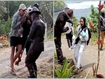 Những vị khách du lịch tò mò bị 'người tượng' hù hú hồn