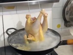 Mẹ chán không buồn nói khi dặn con gái ở nhà 'luộc nửa con gà'