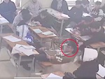 Cả lớp cười sảng với nam sinh ngồi ngả ngớn làm đổ bàn