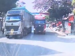 Xe tải vượt ẩu bẻ lái xuất thần tránh tai nạn chết chóc