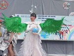 Màn trình diễn thời trang tái chế của nữ sinh khiến cả trường trầm trồ