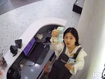 Video hài nhất tuần: Nữ nhân viên trung thực đếm tiền trước camera báo cáo sếp