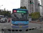 Xe buýt đi ngược chiều còn 'thi gan' với ô tô đi đúng luật