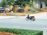 Xe máy bỏ chủ chạy băng băng trên đường gần 1km