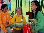 H’Hen Niê gom hết gạo nhà trồng làm quà Tết cho người dân biên giới