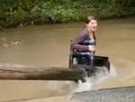 Con cười khoái chí khi thấy mẹ chơi bập bênh bị bố troll