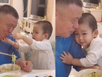 Ông nội hạnh phúc khi cháu trai bón cơm