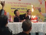 Cụ bà ngượng ngùng khi chồng ôm trong lễ mừng thọ