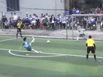 Chàng trai quê một cục khi sút penalty