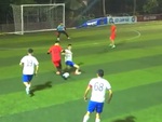 Chàng trai rê bóng qua hàng loạt cầu thủ như Messi