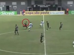 Cầu thủ sút bừa từ giữa sân vô tình lượm siêu phẩm có 1-0-2