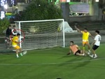 Chàng trai chuyển hóa bàn thắng thành cơ hội ghi bàn
