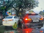 Lexus chuyển làn bị xe Vios đi thẳng tông vỡ đầu
