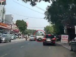 Tài xế ô tô hú hồn khi gặp xe bồn chạy kiểu deadline