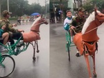 3 thanh niên cười khoái chí khi cưỡi ngựa sắt dạo phố