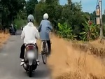 Con gái cười nắc nẻ khi bố say rượu đi xe đạp không vững