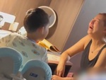 Mẹ khóc như đứa trẻ khi dạy con học bài