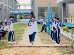 Nữ sinh chạy đà hàng trăm mét khi thi nhảy xa