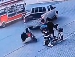 Hai thanh niên ngơ ngác khi được ô tô bán tải 'tặng' cho xe đạp điện