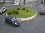Ô tô vi phạm chạy quanh vòng xuyến khiến cảnh sát bất lực