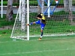 Cầu thủ trút giận vào cột dọc khi đệm bóng cận thành không vào