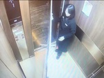 Nữ sinh lâm vào tình huống khó đỡ khi đi thang máy