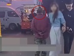 Kẻ biến thái bị bắt vì chạm vào ngực nhiều cô gái trên phố đi bộ