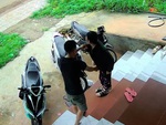 Cô gái la hét om sòm khi sâu bò vào người