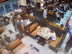 Khách đi lấy nước chấm, quay lại bàn ăn thấy nhân viên dọn sạch