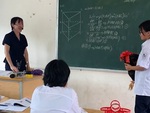 Nữ sinh ôm gà lên trường tặng quà 20-11 cho cô giáo