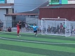 Thủ môn bắt penalty bị thủng lưới vì ăn mừng sớm